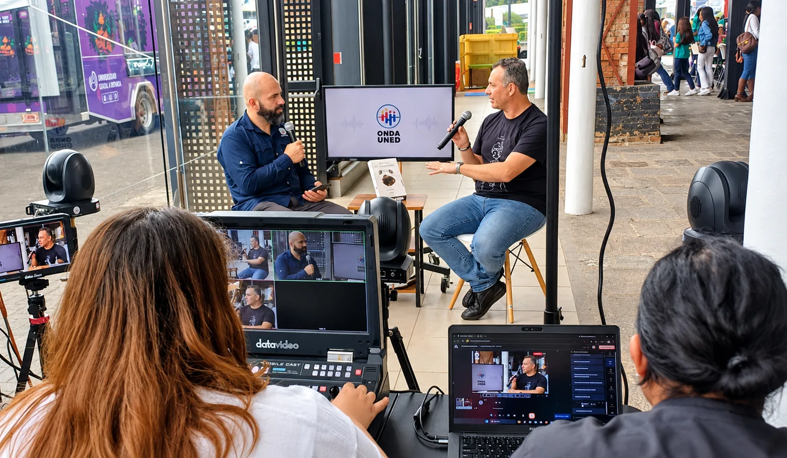 Mario Young conversa con José Navarro en el set de Onda UNED durante la FIL 2026