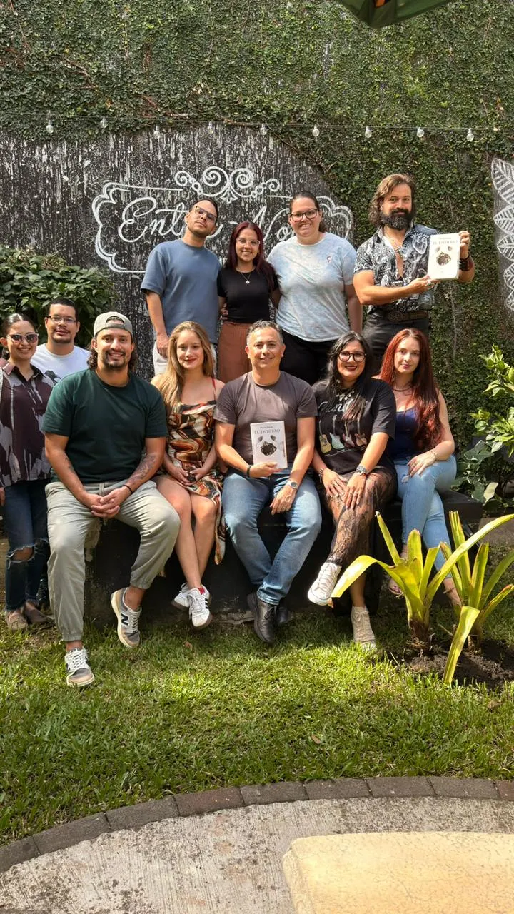 Lectores de la Primera Lectura Conjunta de El Entierro junto al autor
