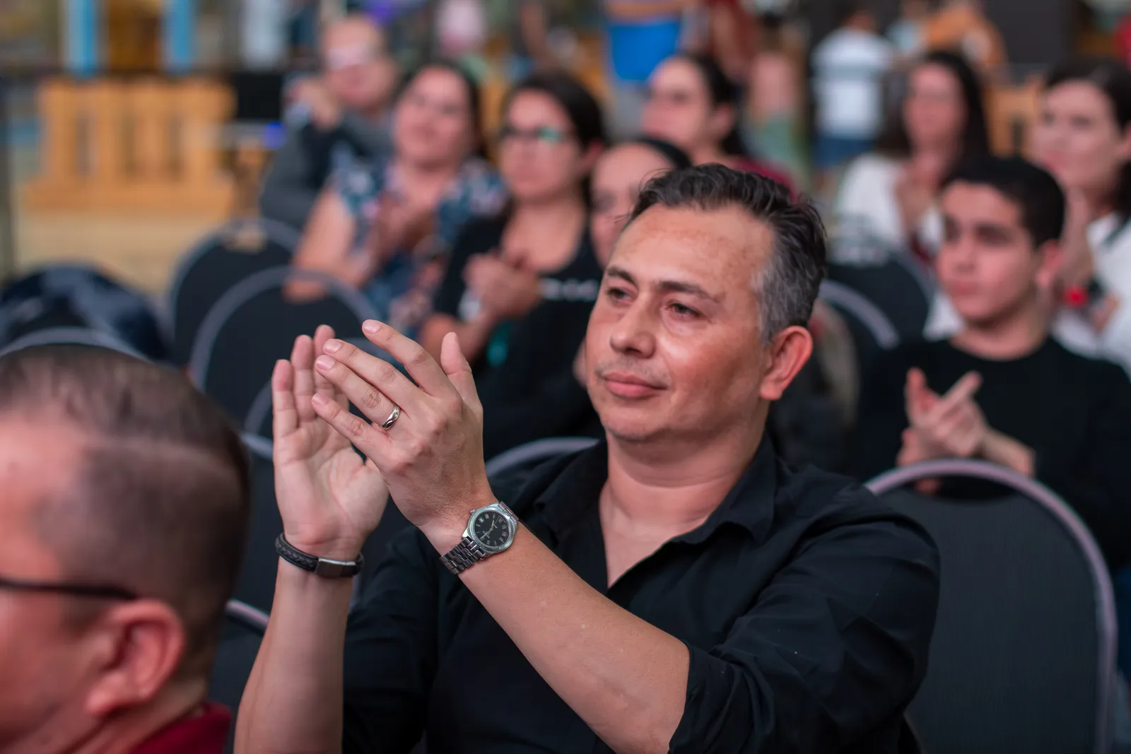 Mario Young aplaude entre el público del Festival del Libro