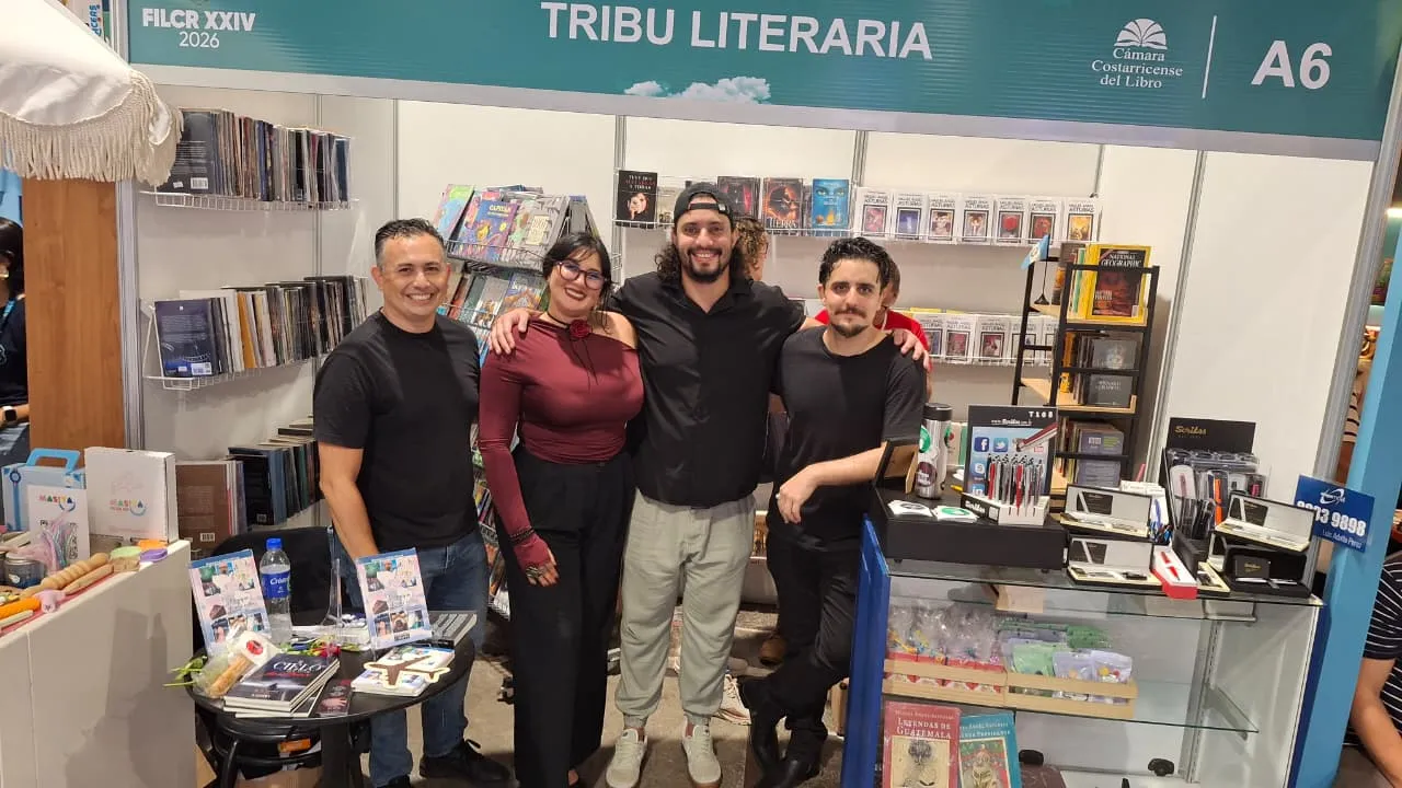 Mario Young junto a los autores Marianela López, Eddie Chávez y Rob Sperling en el stand de Tribu Literaria en la FIL 2026