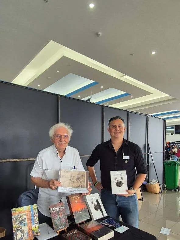 Mario Young junto al arquitecto y autor Aurelio Rozzi