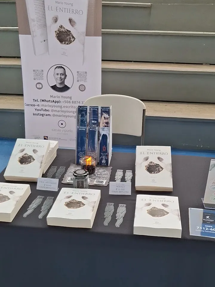 Mesa de El Entierro en la Feria del Libro de la UACA