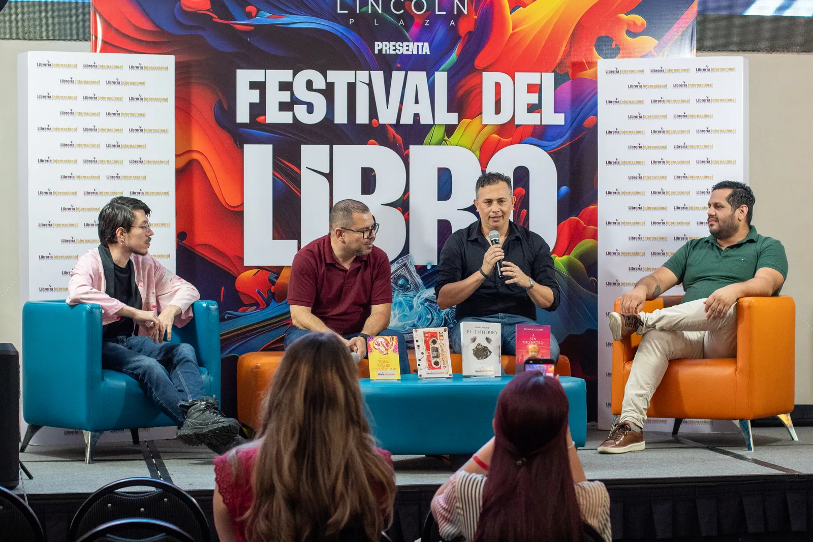 Paolo Cascante, Jonathan Córdoba, Mario Young y Eduardo Castro en el conversatorio del Festival del Libro