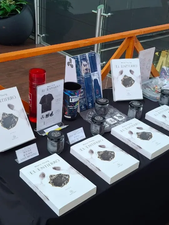 Stand de El Entierro en el Festival del Libro de Lincoln Plaza